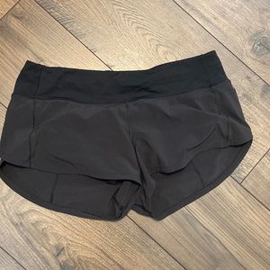 These are lululemon hotty hot 2.5 low rise.